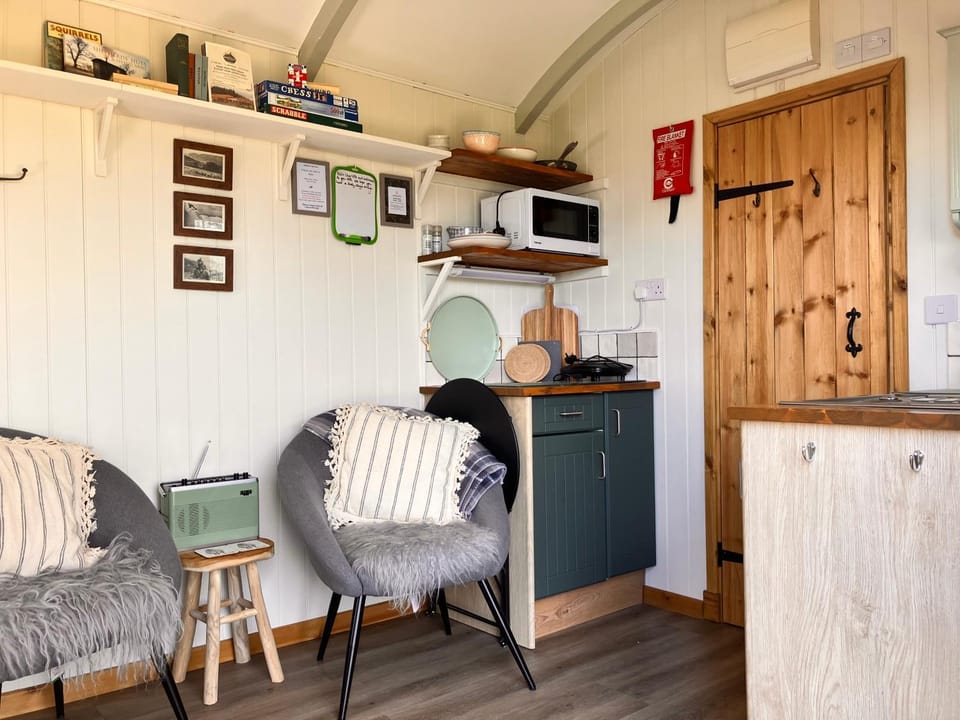 Kitchen or kitchenette, Seating area, Dining area, minibar, stove