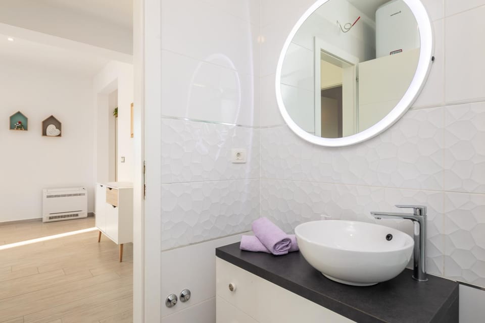 Bathroom, towels