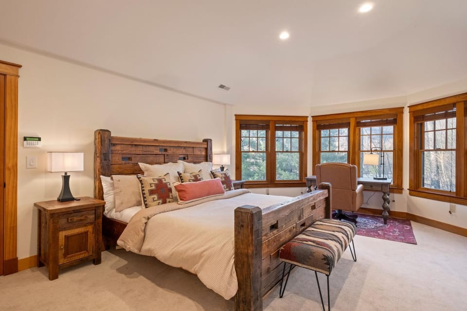 Luxury Family Lodge Hot Tub, Cinema, Game Room House in Woodstock