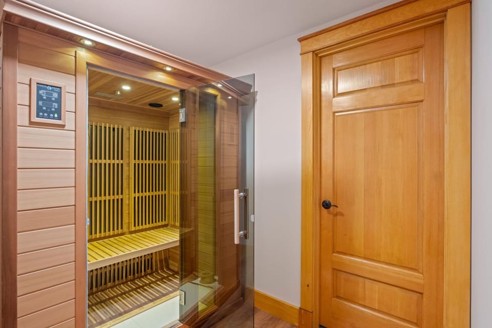 Luxury Family Lodge Hot Tub, Cinema, Game Room House in Woodstock