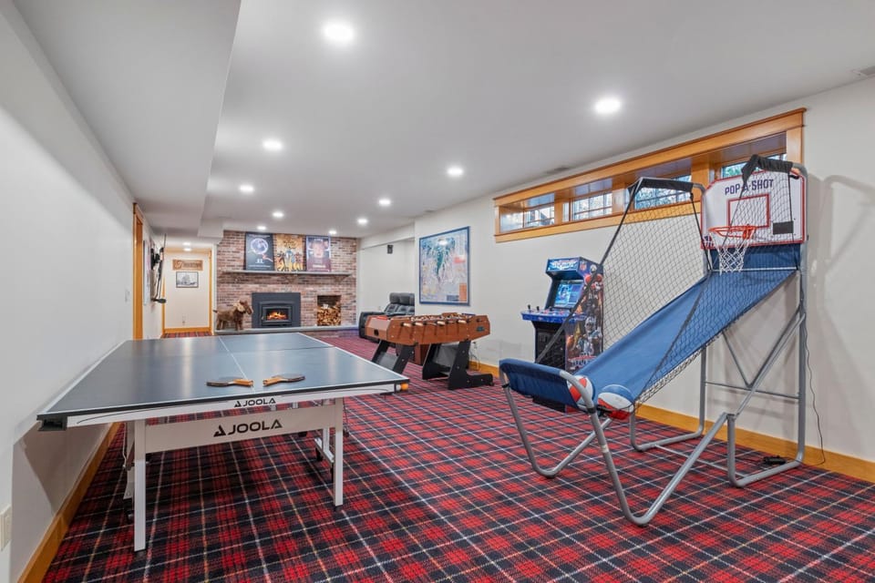 Luxury Family Lodge Hot Tub, Cinema, Game Room House in Woodstock