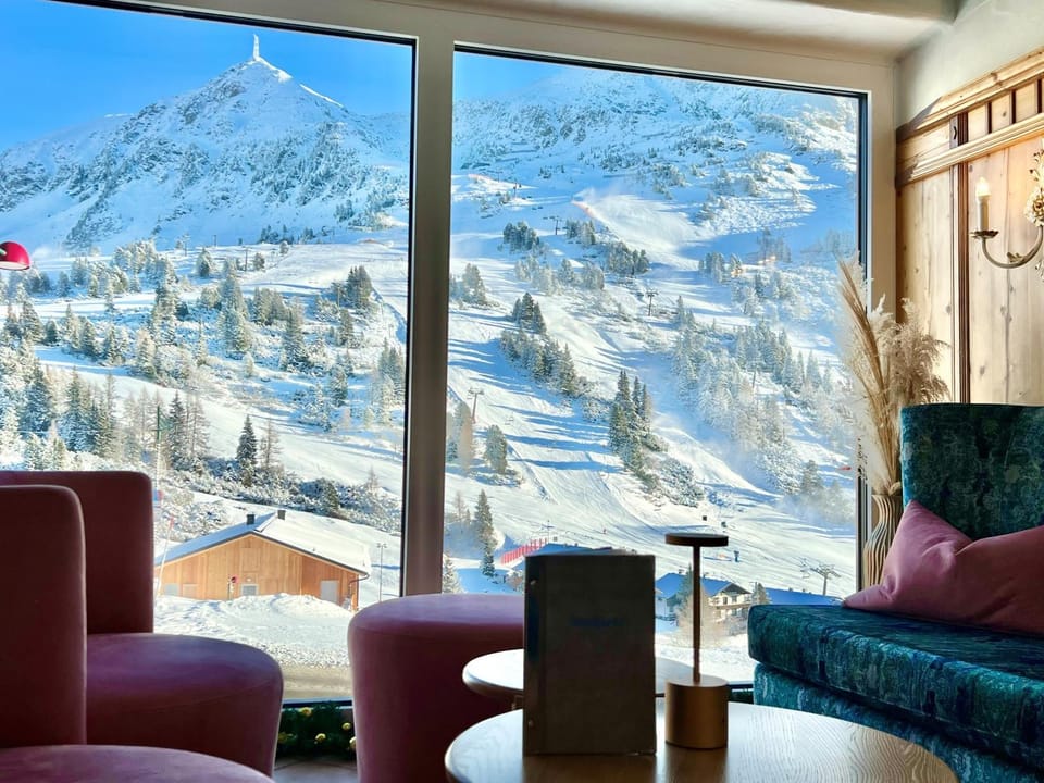 View (from property/room), Lobby or reception, Lounge or bar
