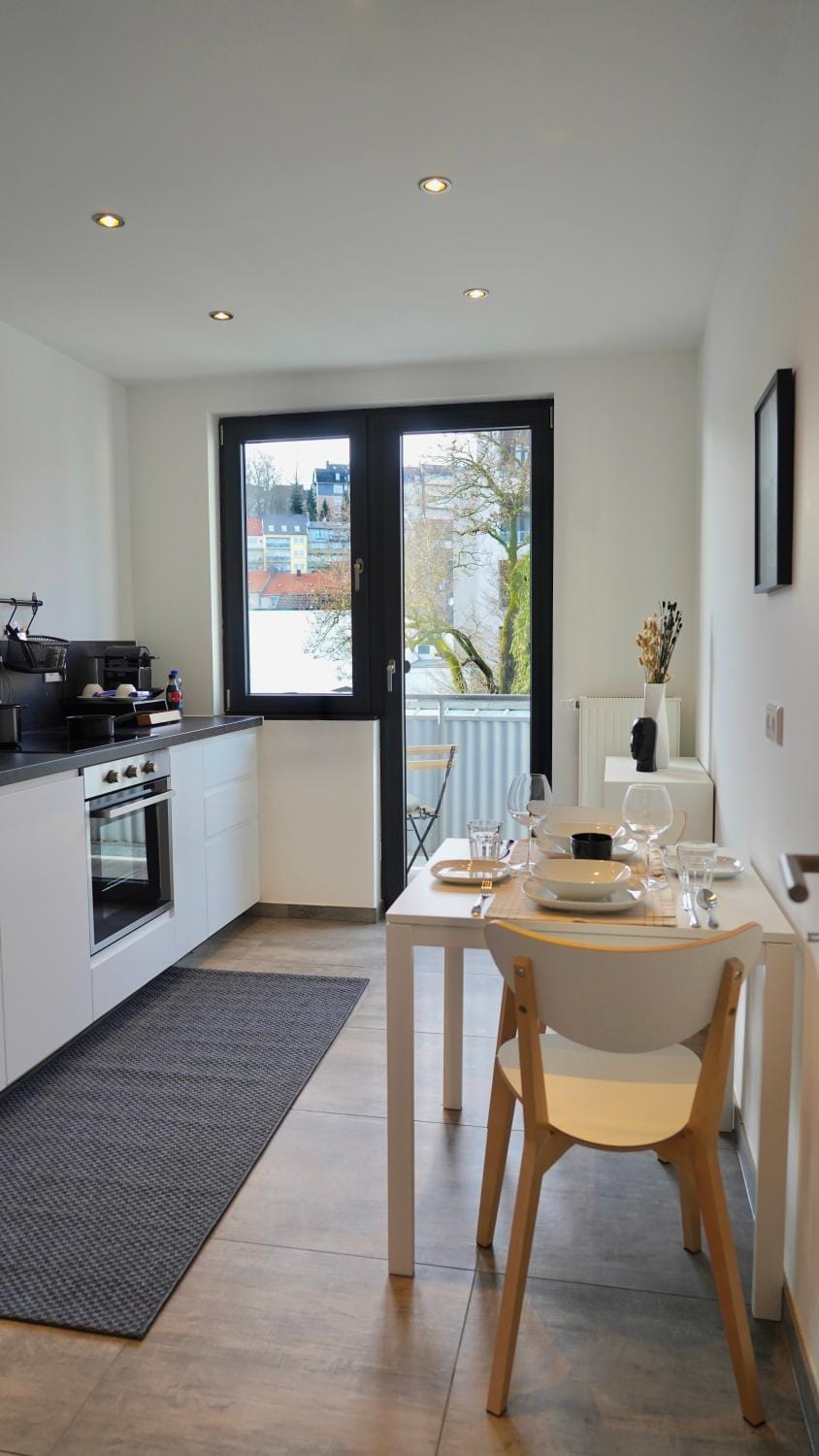 Coffee/tea facilities, Kitchen or kitchenette, Seating area, stove