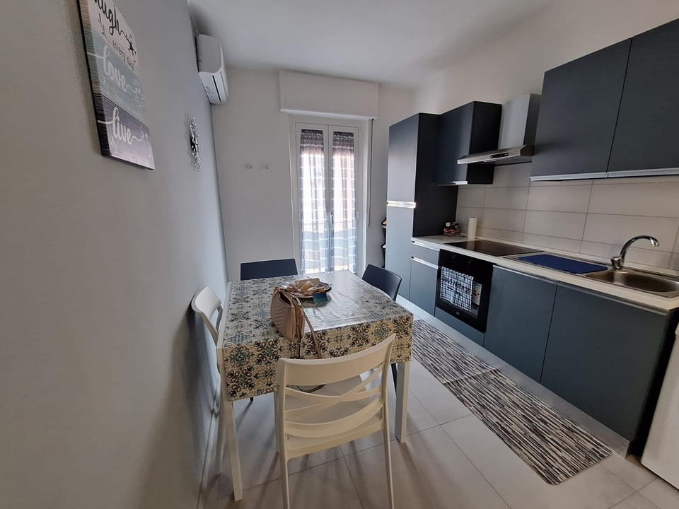 Kitchen or kitchenette, Dining area, oven, pet friendly