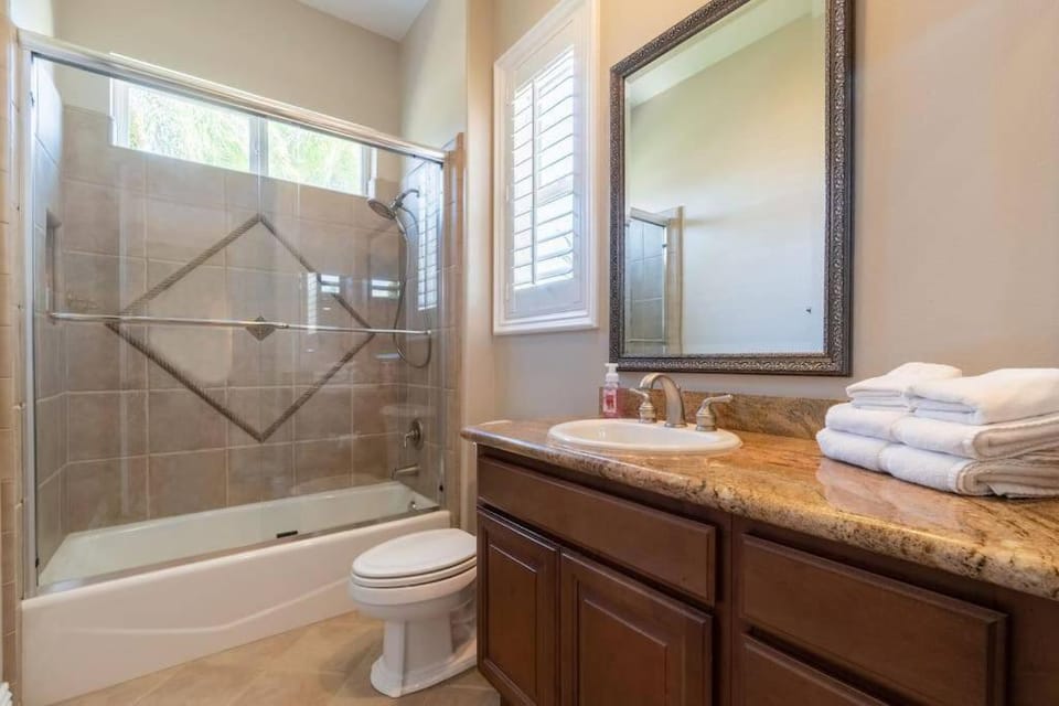 Shower, Toilet, Bathroom, Bath, towels