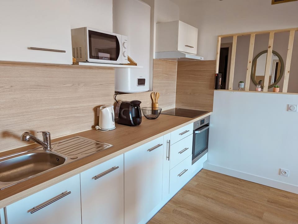 Coffee/tea facilities, Kitchen or kitchenette, Decorative detail, minibar, pet friendly, storage, stove, toaster, kitchen