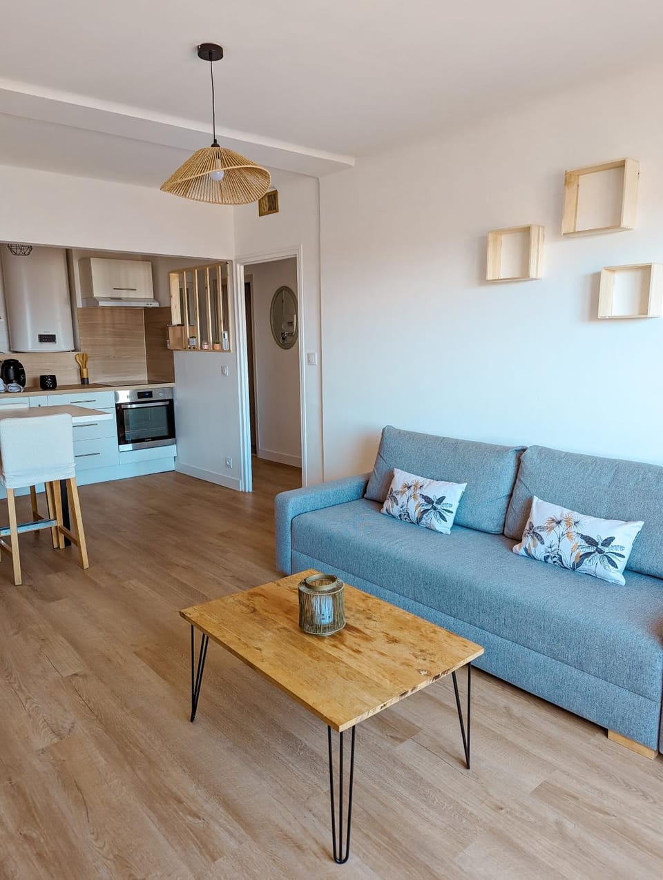 Kitchen or kitchenette, Living room, Decorative detail, Seating area, Dining area, pet friendly, stove, kitchen