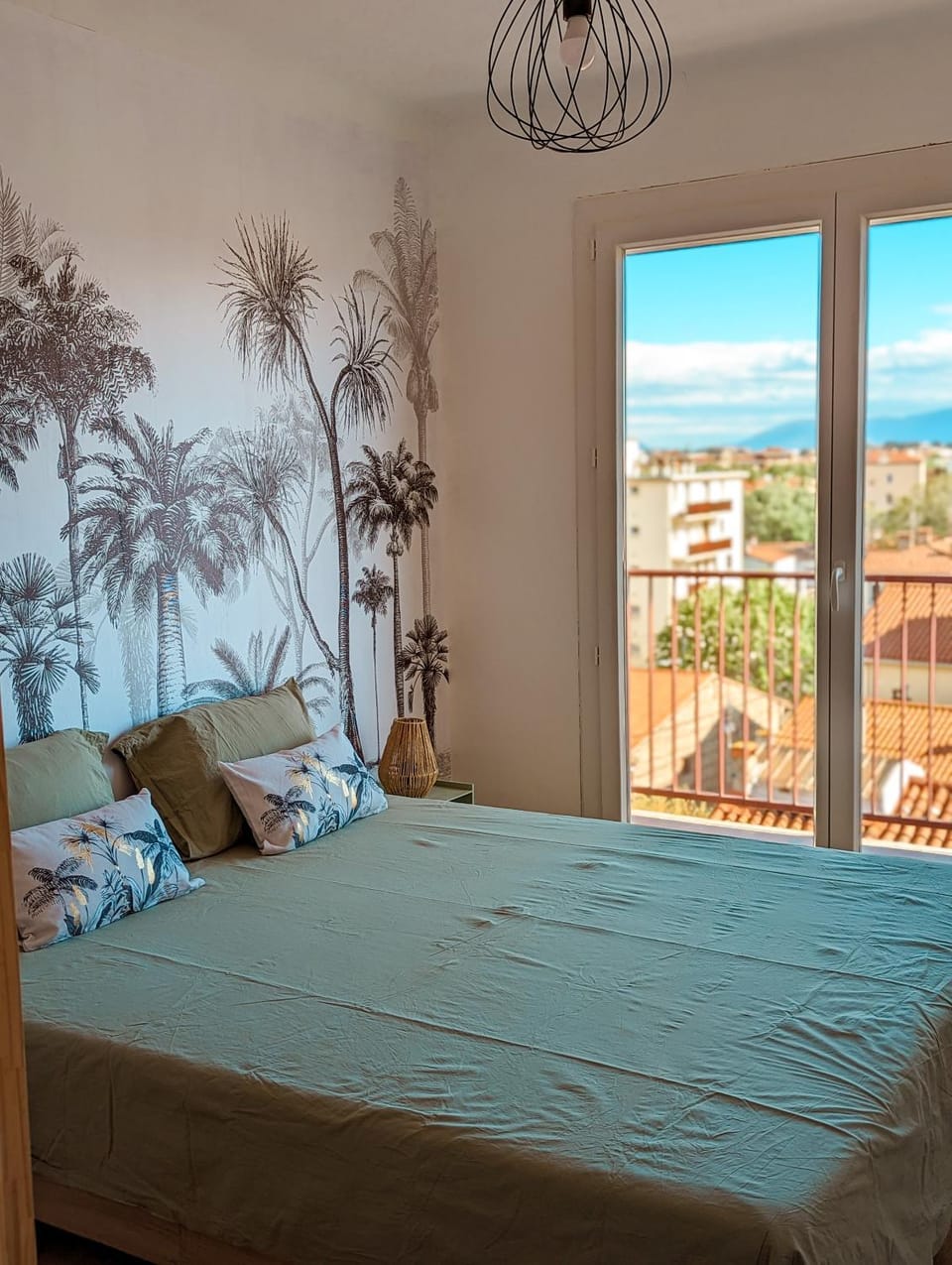 Bed, View (from property/room), Balcony/Terrace, Photo of the whole room, Decorative detail, Bedroom, City view, Mountain view