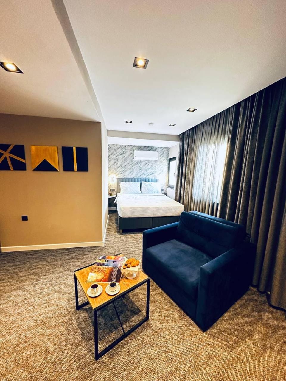 Bed, Food and drinks, Photo of the whole room, Bedroom, Food