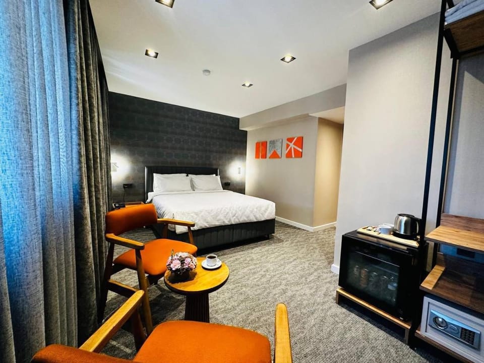 Communal lounge/ TV room, Bed, Living room, Photo of the whole room, Seating area, Bedroom, minibar