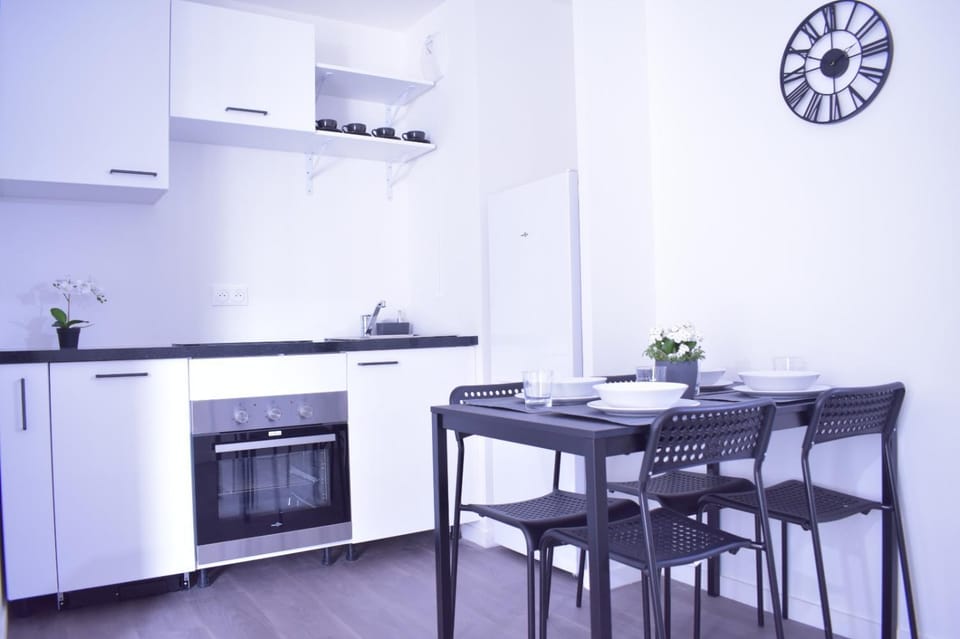 Kitchen or kitchenette, Dining area, minibar, pet friendly, stove