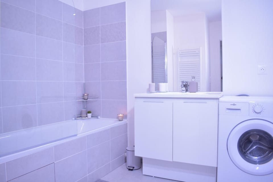 Bathroom, Bath, towels, washing machine, dryer