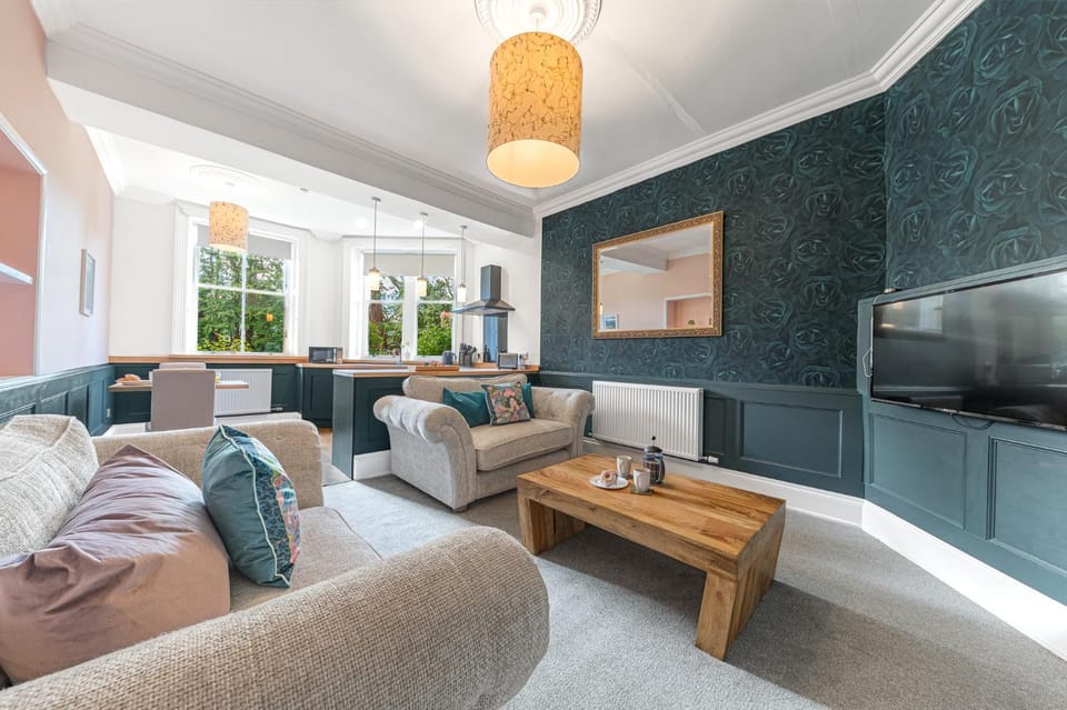 TV and multimedia, Living room, Seating area, Evening entertainment