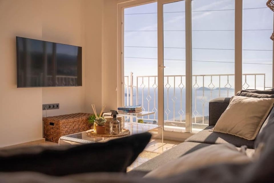 TV and multimedia, Living room, Seating area, Sea view