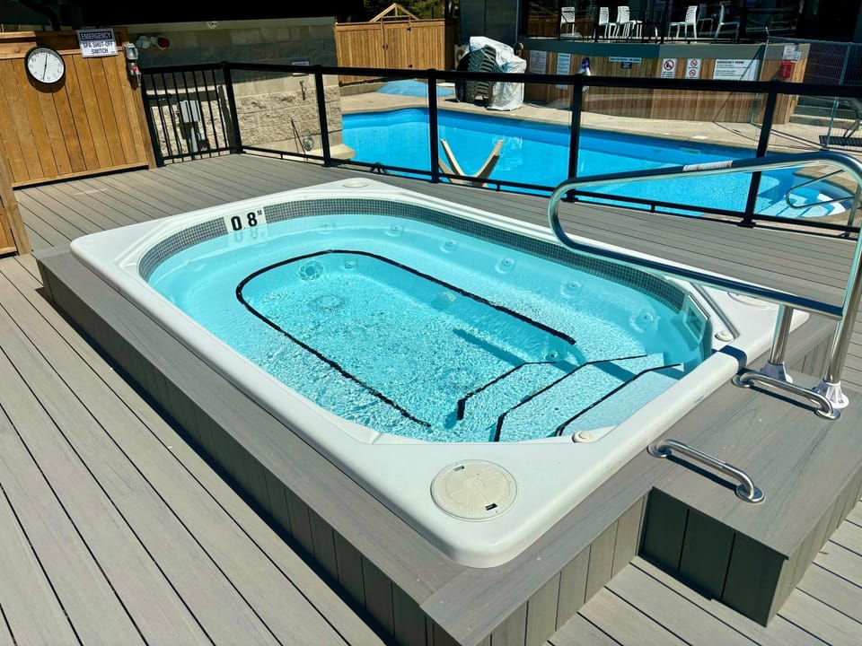 Gorgeous Studio Condo in Blue Mountains Sleeps 4 Apartment in Grey Highlands