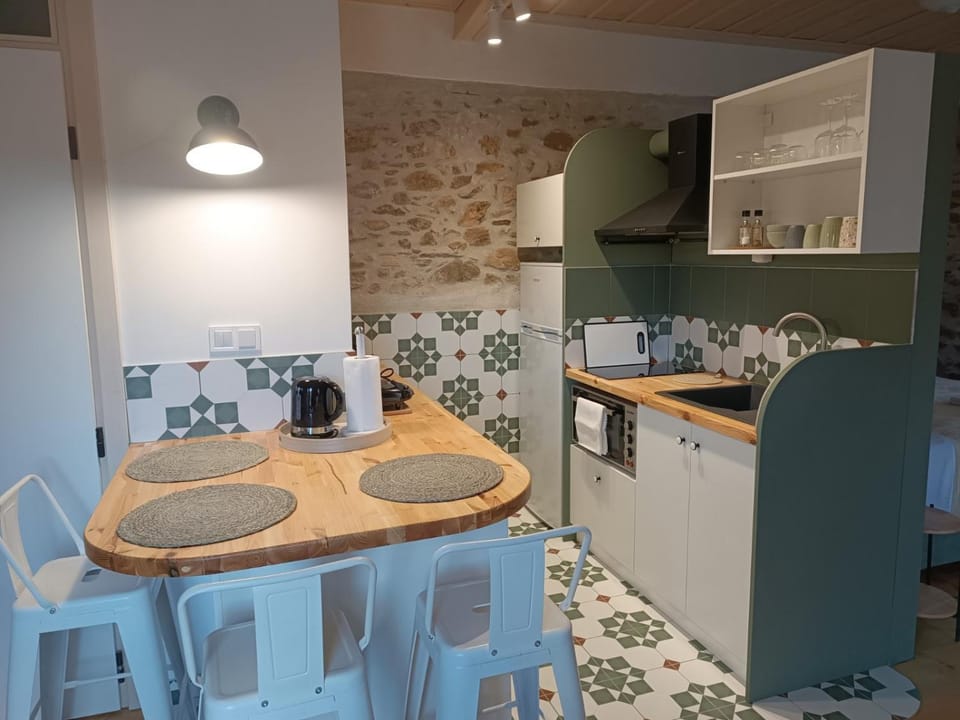 Kitchen or kitchenette, Dining area, oven, stove