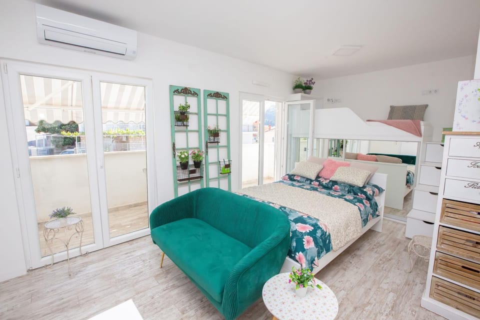 Photo of the whole room, internet, towels