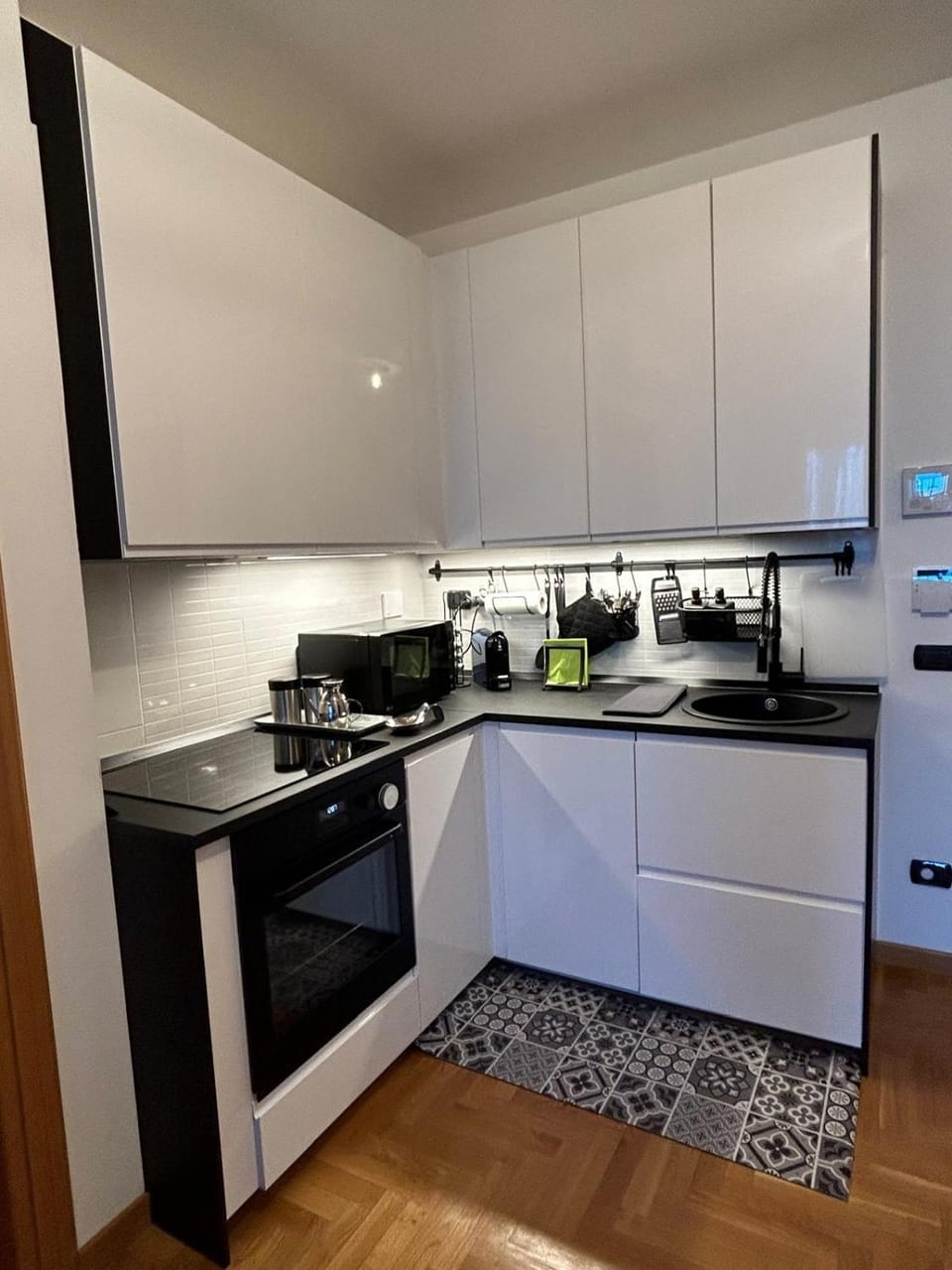 Kitchen or kitchenette, minibar