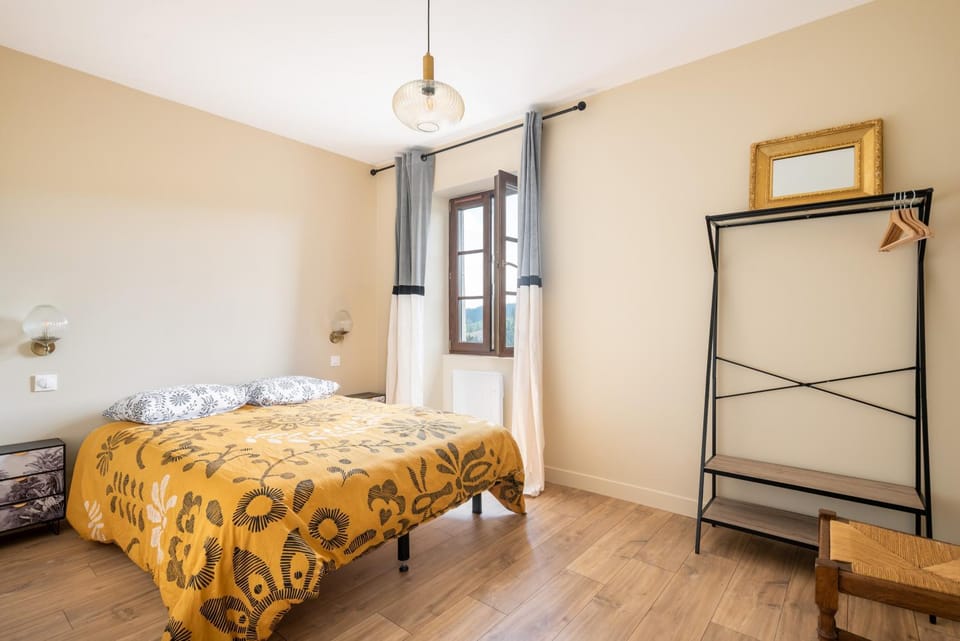 Bed, Photo of the whole room, Bedroom