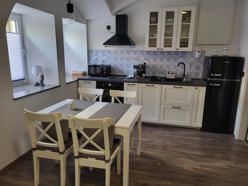 Kitchen or kitchenette, Dining area, oven, stove, toaster