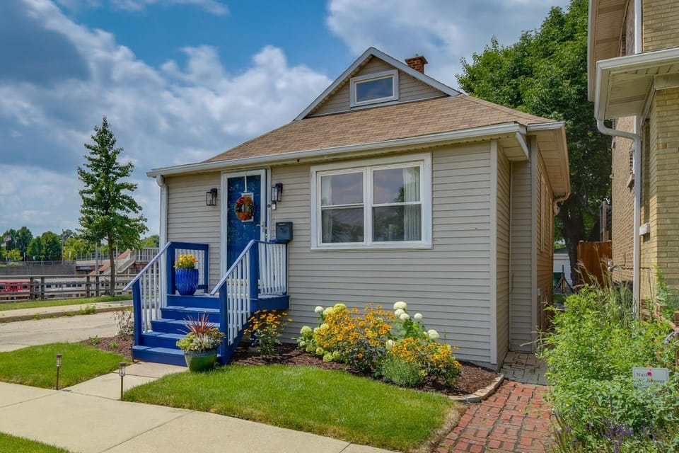 Pet Friendly: 8 Mi to Chicago - Fenced Backyard! House in Oak Park