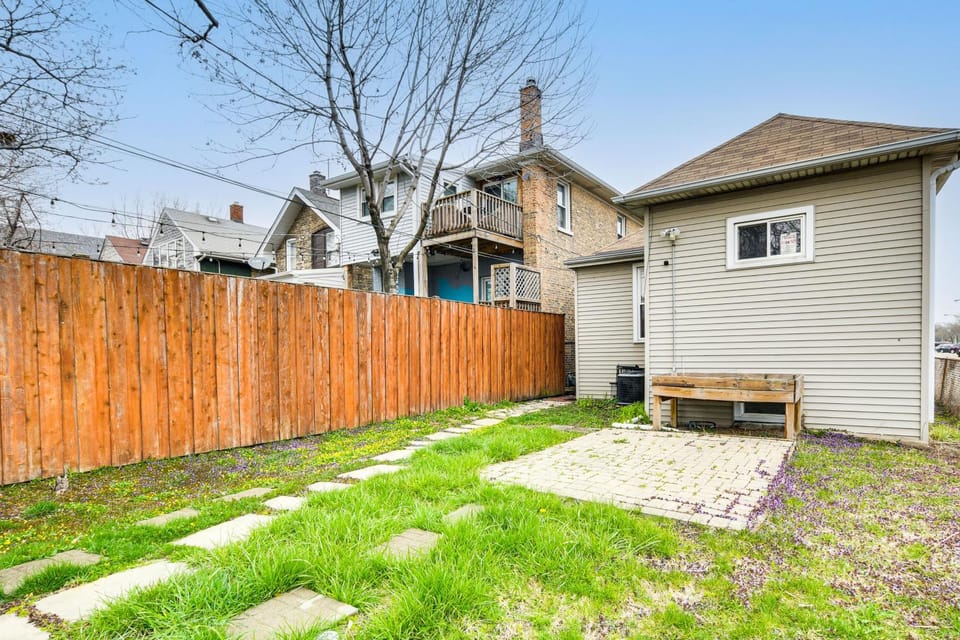 Pet Friendly 8 Mi to Chicago - Fenced Backyard! House in Oak Park