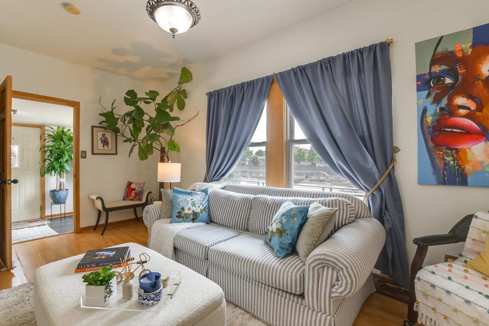 Pet Friendly: 8 Mi to Chicago - Fenced Backyard! House in Oak Park