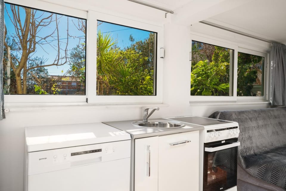 Kitchen or kitchenette, Garden view, dishwasher