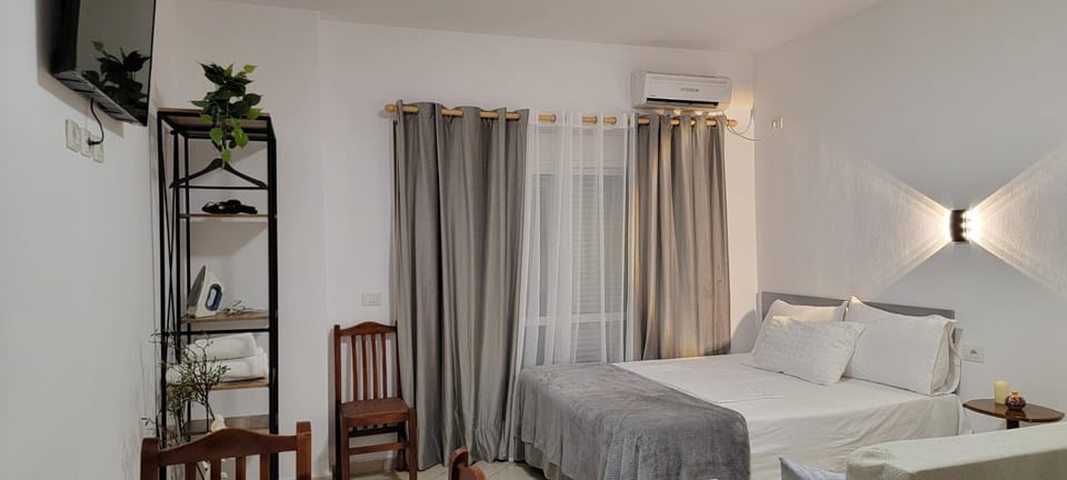 Bed, TV and multimedia, Photo of the whole room