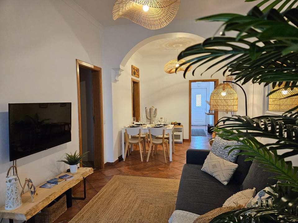 TV and multimedia, Living room, Seating area, Dining area