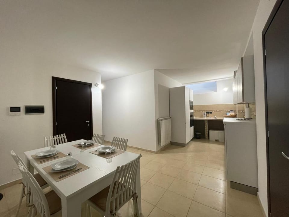 Kitchen or kitchenette, Dining area, Breakfast, internet, air conditioner