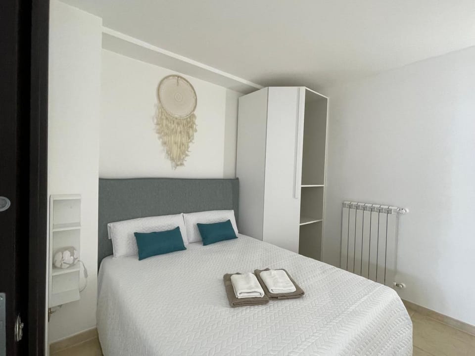 Bed, Bedroom, internet, wardrobe, air conditioner