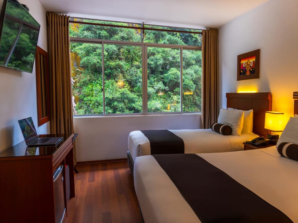 Bed, Natural landscape, TV and multimedia, Photo of the whole room, Bedroom