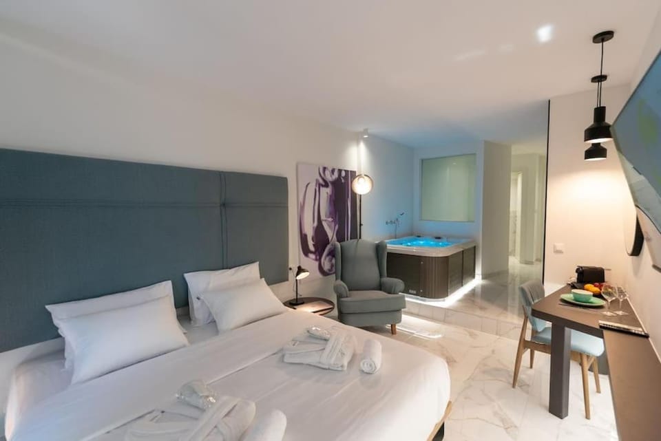 MG Sapphire Jacuzzi Premium Suite Apartment in Thessaloniki