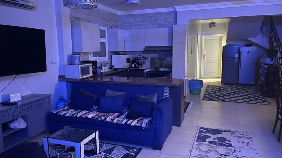 Kitchen or kitchenette, minibar