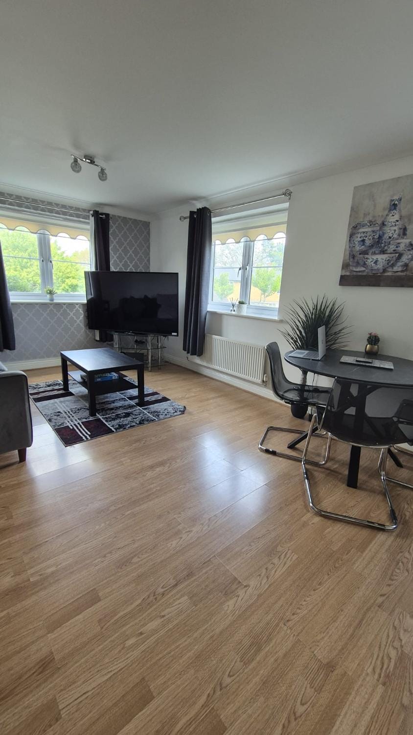 Spacious Ground floor 2 bedroom 2 Bathroom Flat in Hatfield near Hertfordshire University Private Car Park Sleeps 5-6 Apartment in Hatfield