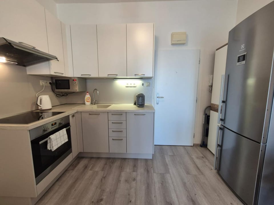 Cosy 2 bedroom flat close to the town with parking Apartment in Bratislava