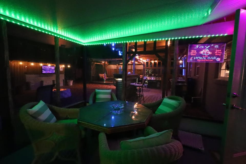 Lounge or bar, Seating area, Dining area