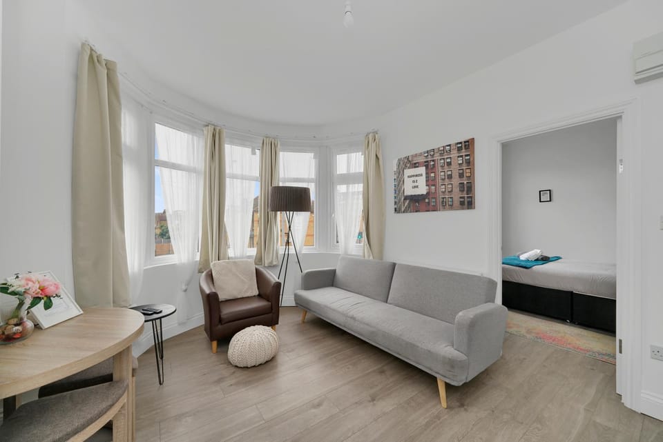 Living room, Seating area, internet