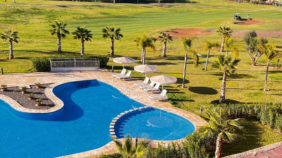 Appartement de Luxe avec Jardin Vue sur la Piscine Golf Securise 24h sur 24 a 5 Minutes de l Aeroport Apartment in Marrakesh