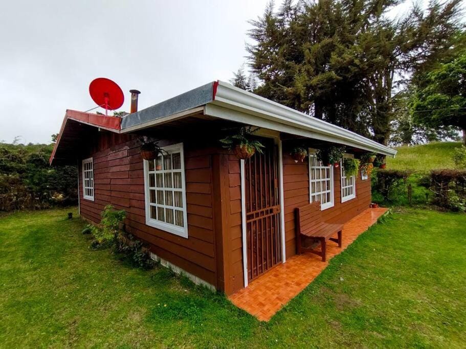 Cabaña Emperador – The place for QUETZALS lovers! Chalet in Cartago Province, Costa Rica