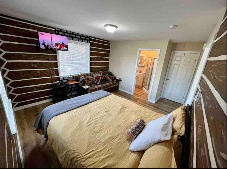 Two side-by-side apartments Apartment in Salem