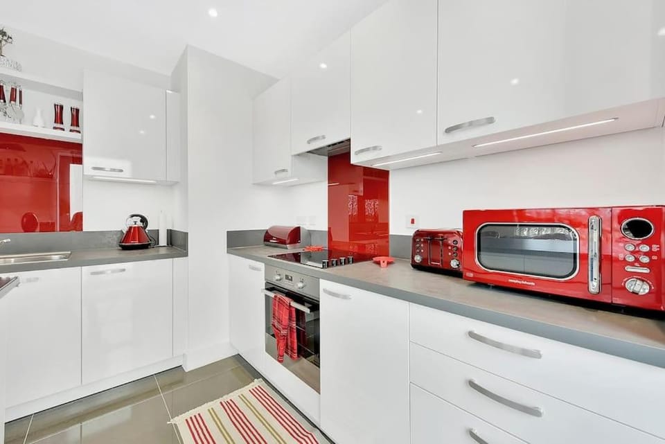 Coffee/tea facilities, Kitchen or kitchenette, dishwasher, oven, stove