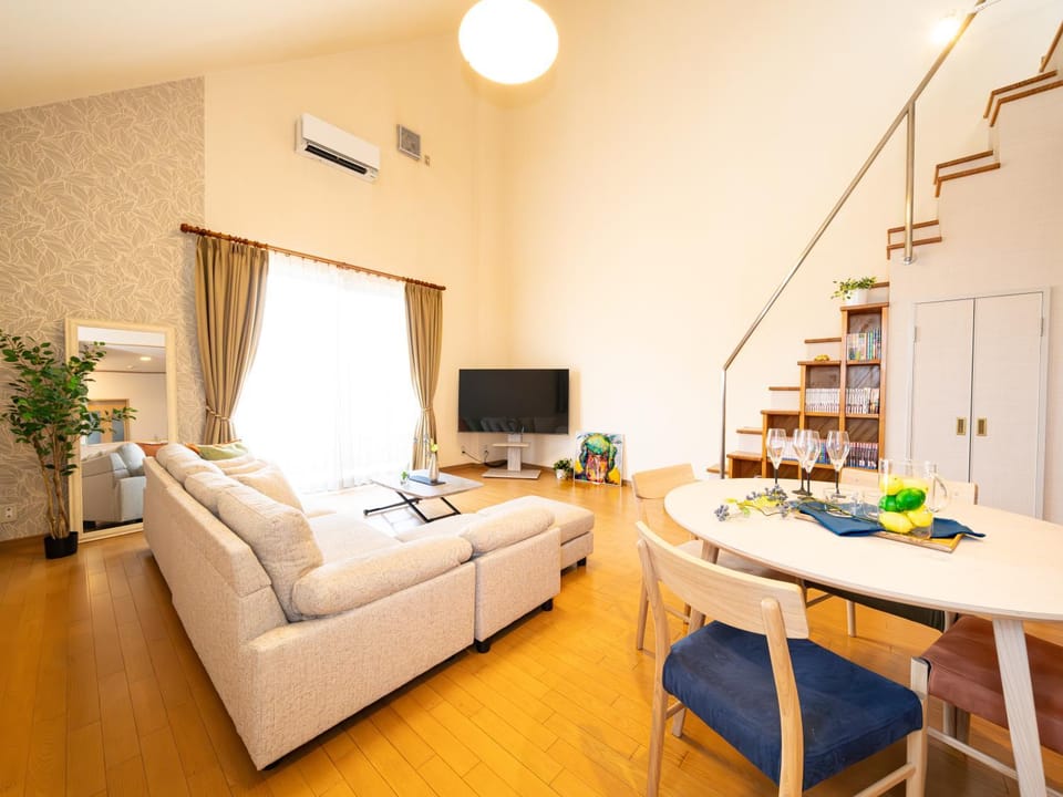 TV and multimedia, Living room, Dining area, Food