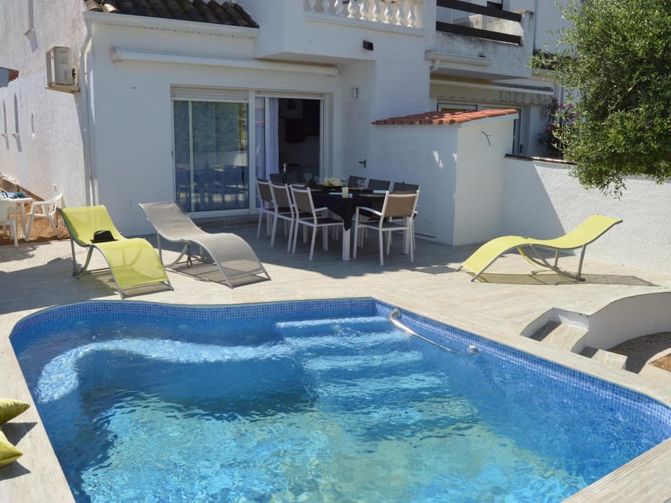 Casa con Piscina, Amarre y Aire Acondicionado para 8 Personas en Zona Tranquila de Empuriabrava - HISP-288-36 House in Alt Empordà