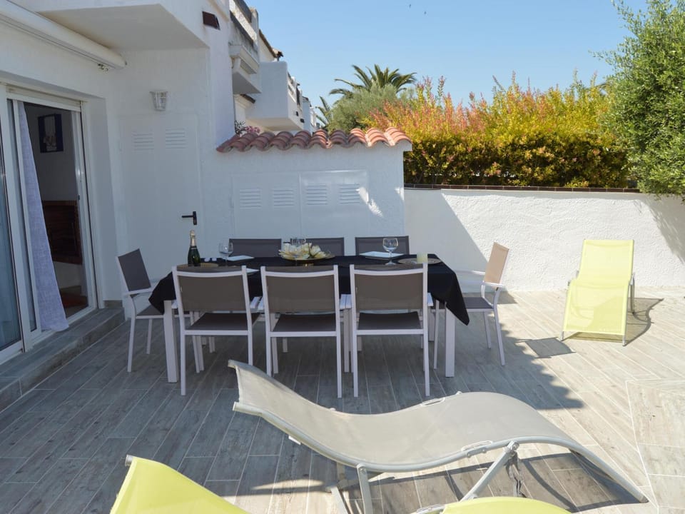 Casa con Piscina, Amarre y Aire Acondicionado para 8 Personas en Zona Tranquila de Empuriabrava - HISP-288-36 House in Alt Empordà