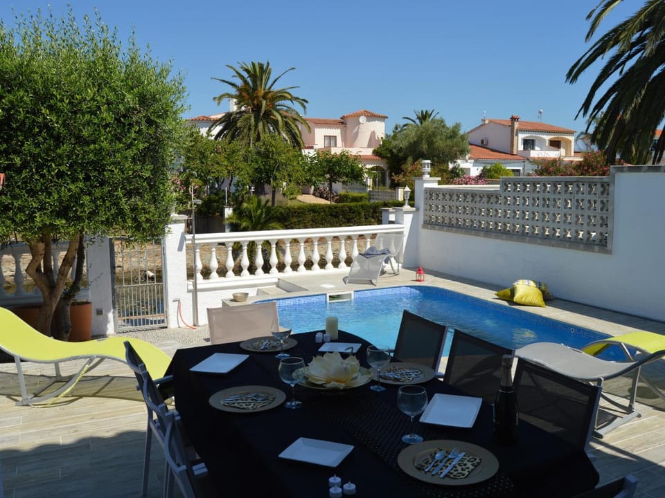 Casa con Piscina, Amarre y Aire Acondicionado para 8 Personas en Zona Tranquila de Empuriabrava - HISP-288-36 House in Alt Empordà