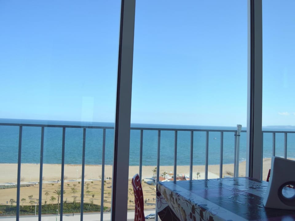 Apartamento de 2 Dormitorios a 50m de la Playa - HISP-288-44 Apartment in Alt Empordà
