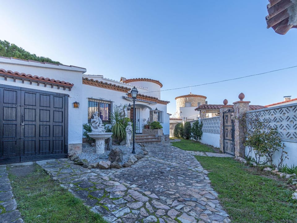 Casa con Piscina, Gran Amarre y 4 Dormitorios en Castelló d'Empúries - HISP-288-53 Villa in Alt Empordà