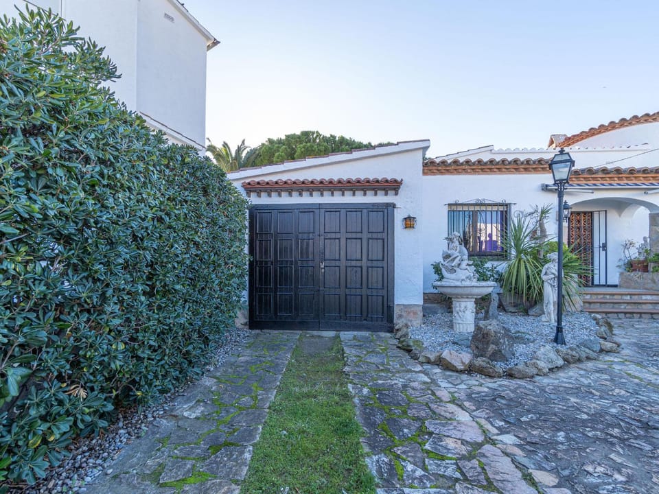 Casa con Piscina, Gran Amarre y 4 Dormitorios en Castelló d'Empúries - HISP-288-53 Villa in Alt Empordà